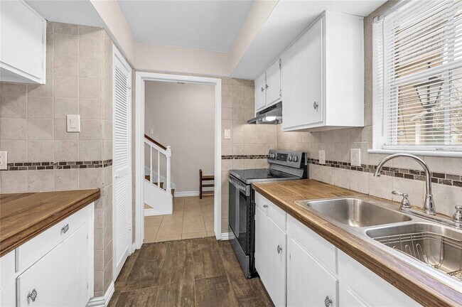 Building Photo - 2232 S Piney Point Rd