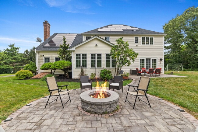 Foto del edificio - 745 Cook Hill Rd