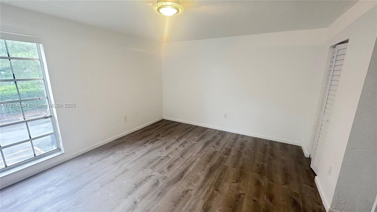Building Photo - 10836 N Kendall Dr