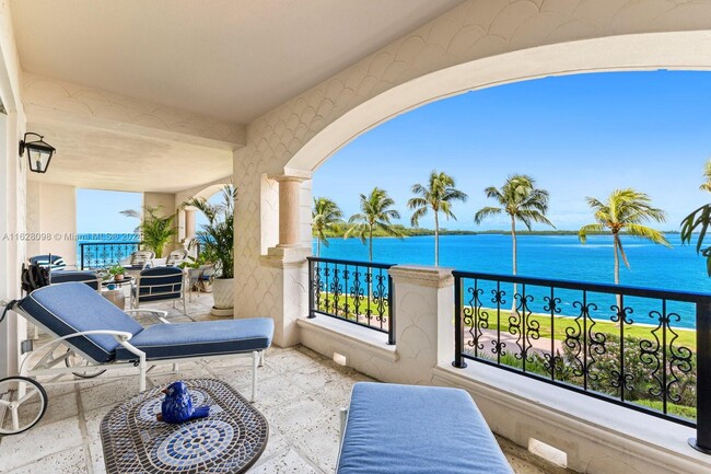 Foto del edificio - 5221 Fisher Island Dr