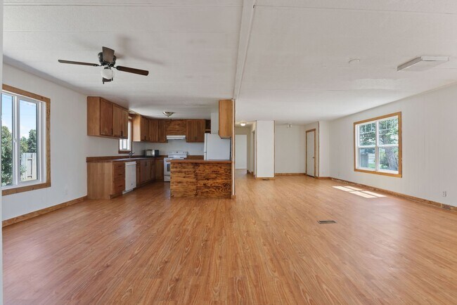 Building Photo - 3 Bedrooms 2 full bathrooms with attached ...
