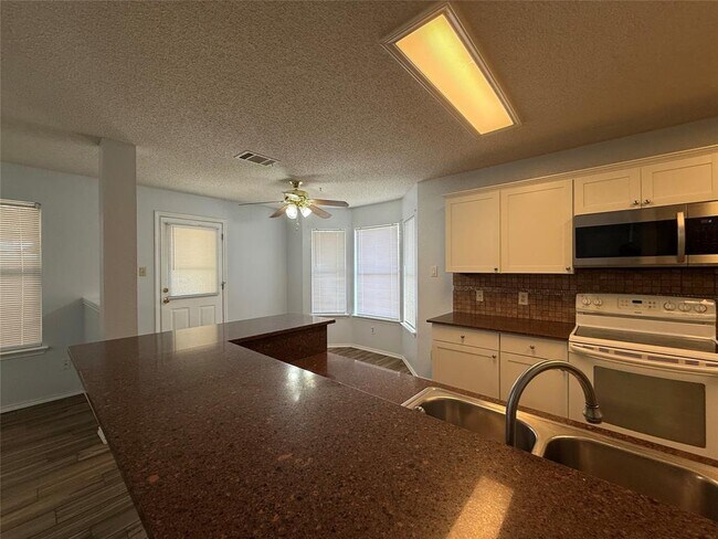 Foto del edificio - 1914 Hollow Ridge Dr