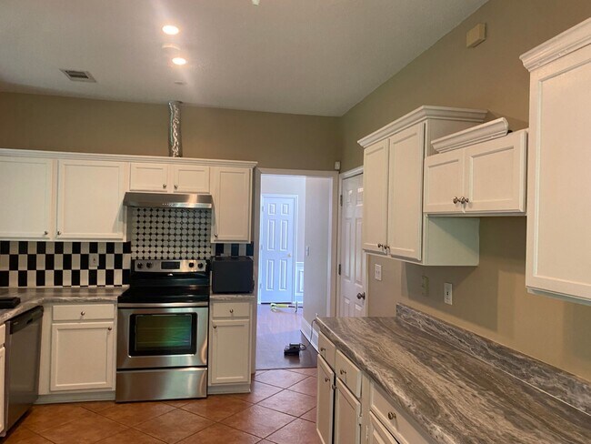 Foto del edificio - Prime location, HOA controlled community, ...