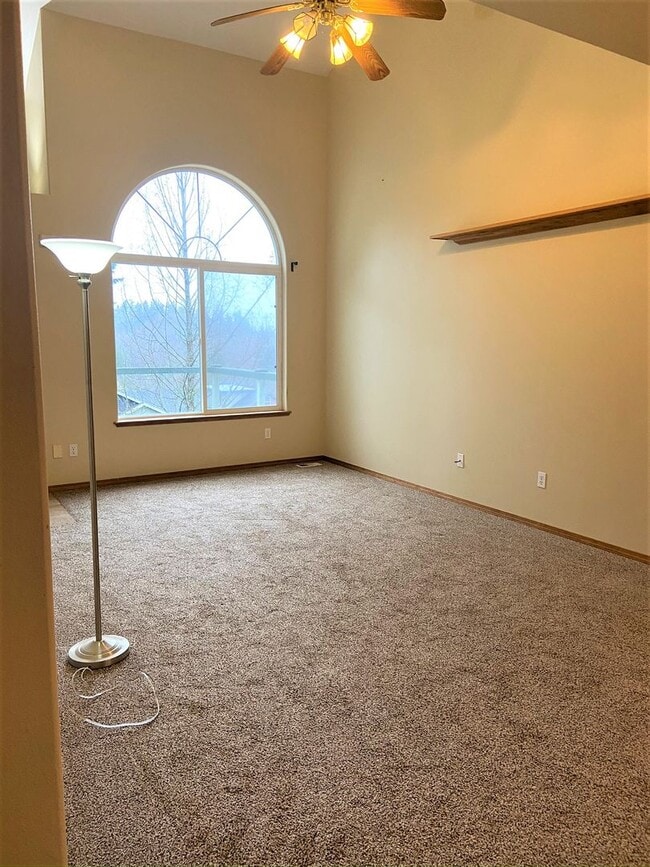 Building Photo - Spacious Four Bedroom in Great Location!