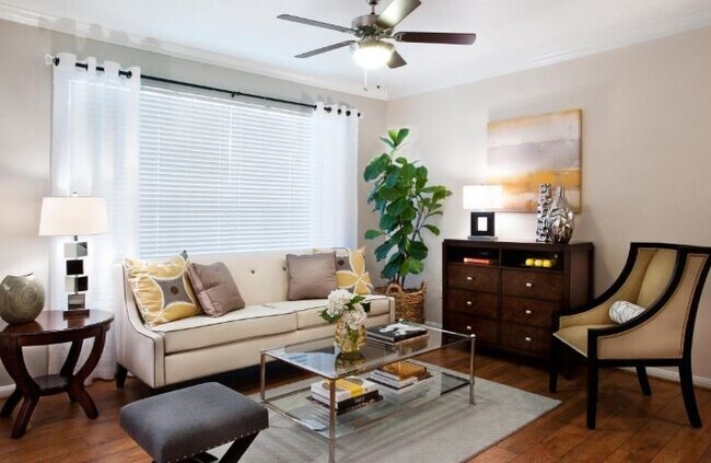 Foto del edificio - 8787 Woodway Dr