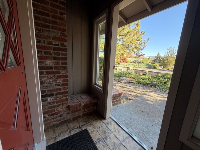 Foto del edificio - 779 Twin Pines Cir