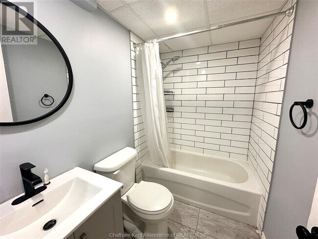 Photo du bâtiment - 222 St Clair St