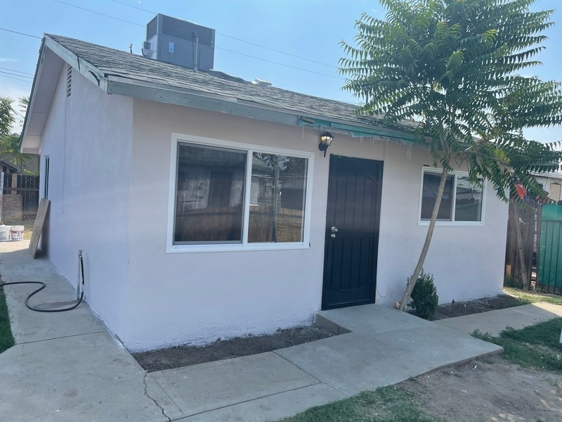 Primary Photo - 704 Lilac St