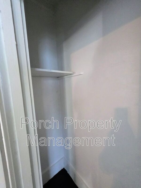 Foto del edificio - 217 W Belmont St