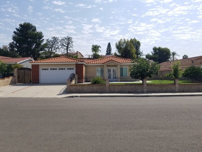 Front of House - 688 Featherwood Dr