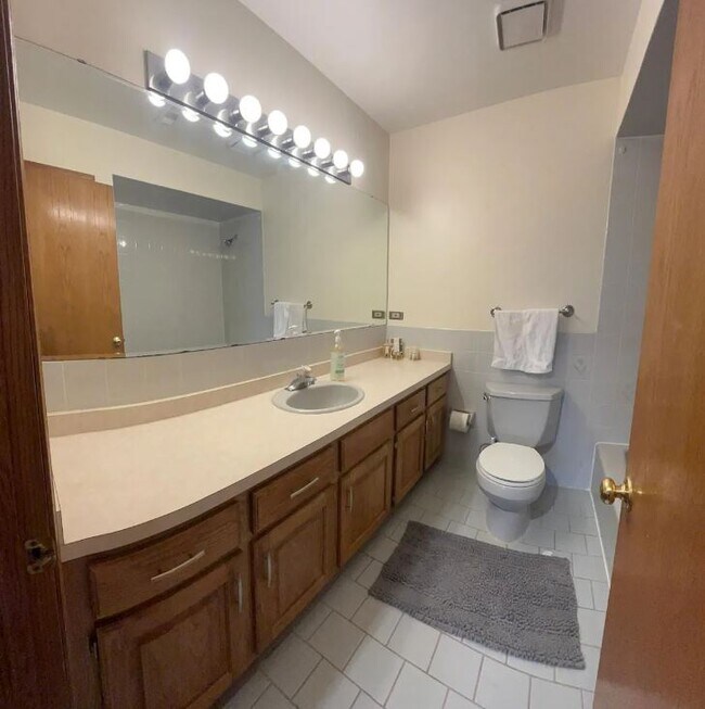 Foto del edificio - 8821 N Greenwood Ave