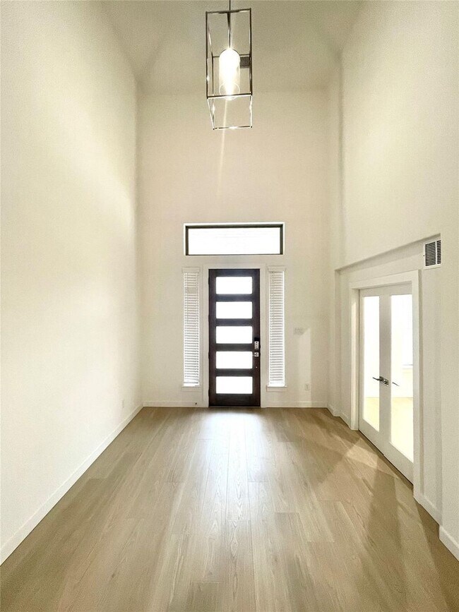 Building Photo - Priced Below Market for Quick Move-In