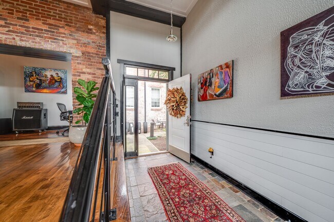 Building Photo - One-of-a-Kind 2BR Condo in Downtown Raleig...