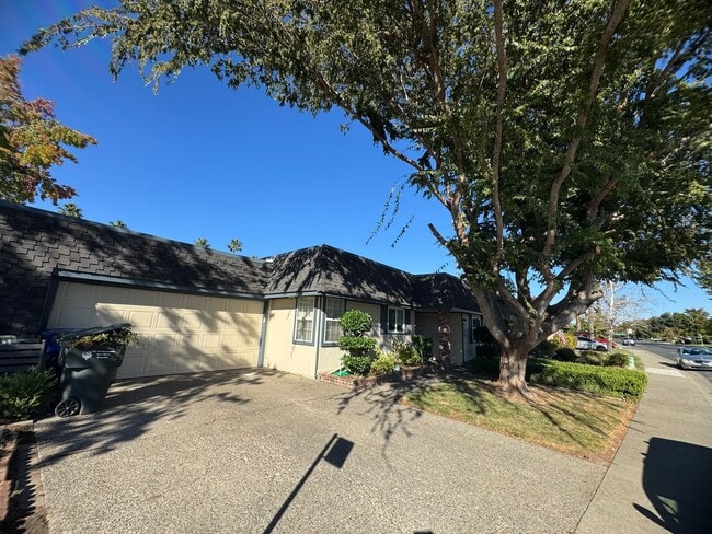 Building Photo - Upgraded Three Bedroom Duplex!