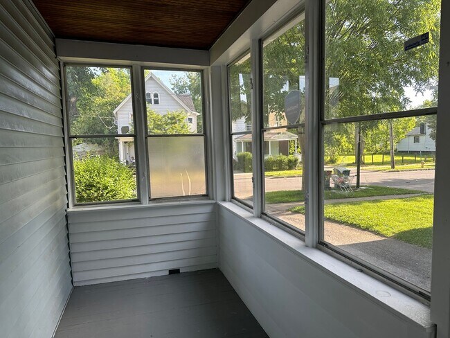 Building Photo - YOU WILL FALL IN LOVE WITH THIS HOME !!