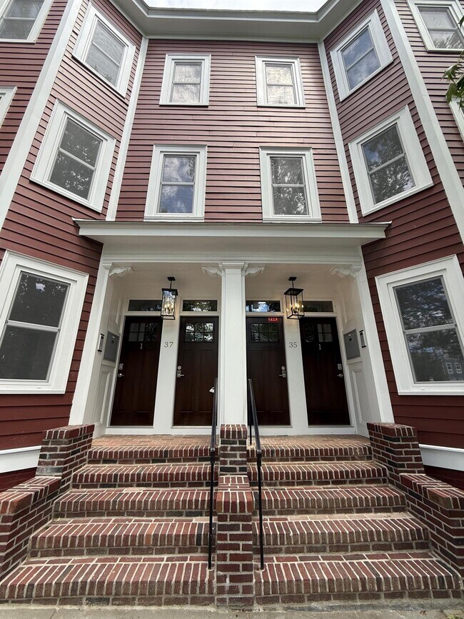 Building Photo - 35 Gore St