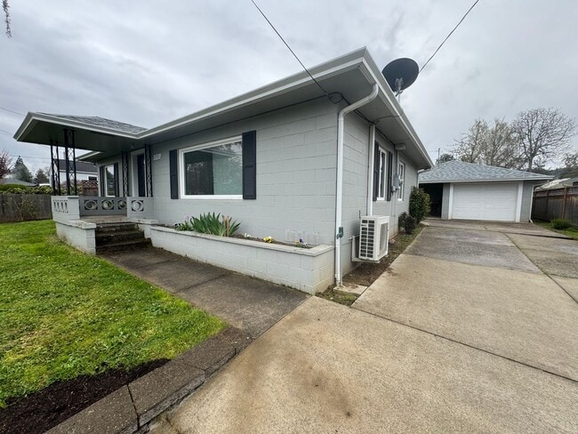 Building Photo - 2733 W Sharp Ave