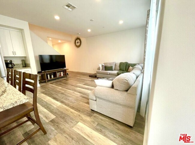 Building Photo - 39 Prominence