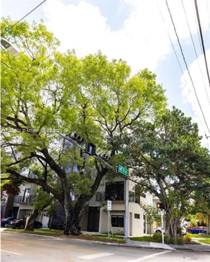 Foto principal - 7105 NE 4th Ct