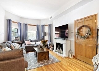 Primary Photo - 1334 W George St
