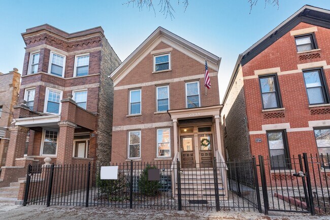 Foto del edificio - 2334 N Southport Ave