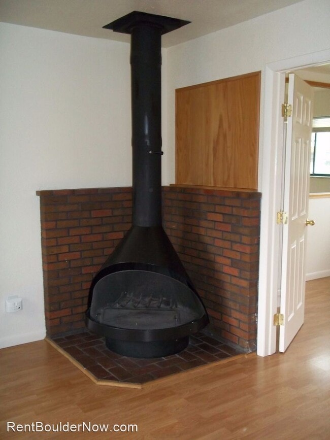 Building Photo - 4989 Eisenhower Dr