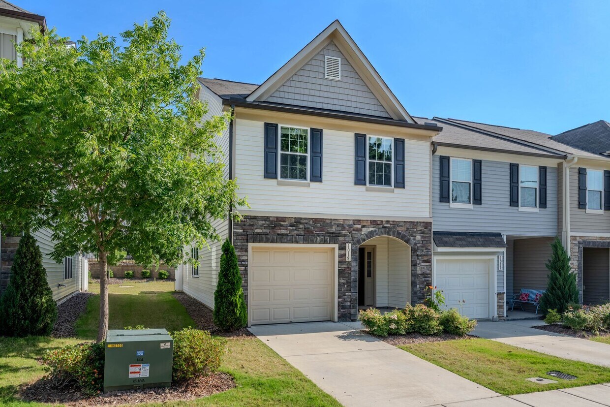 Primary Photo - Beautiful 3 bedroom, 2.5 bath townhome in ...