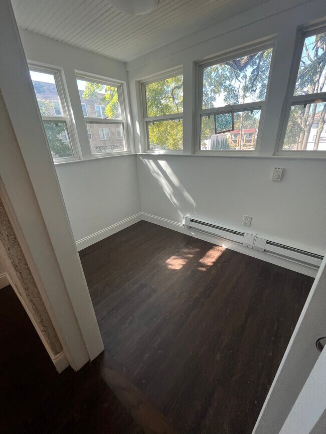Armario / Porche - 4342 Jarboe St