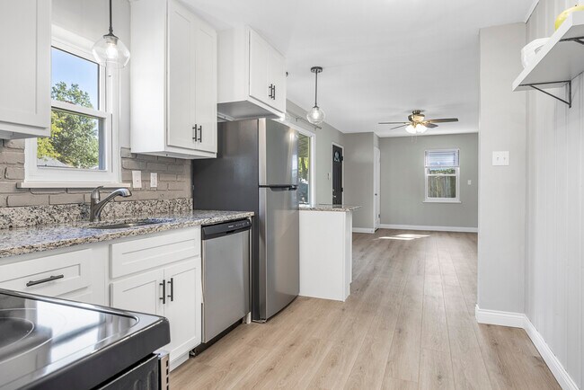 Building Photo - 6434 Vita Dr