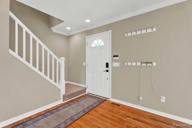 Building Photo - 1560 E Lincoln St