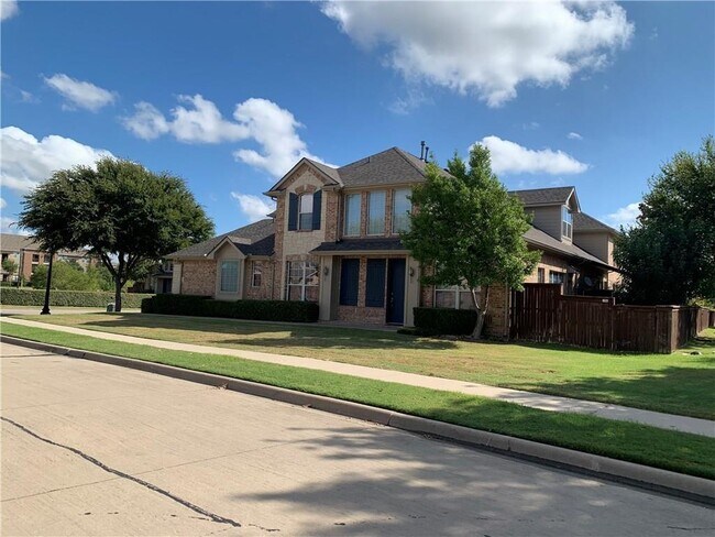 Building Photo - 1700 Brookview Dr