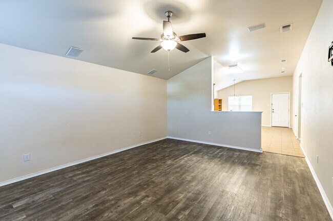 Foto del edificio - Beautiful, Well Maintained 3/2/2 Home in C...