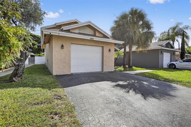 Foto del edificio - 581 Lakeside Cir