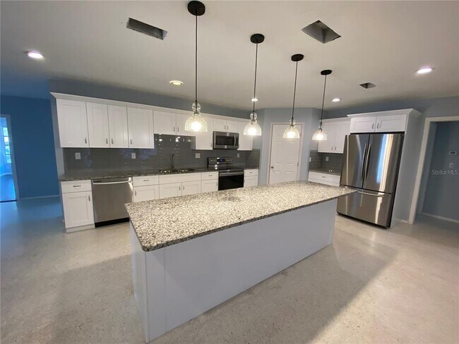 Building Photo - 819 Queen Palm Ln
