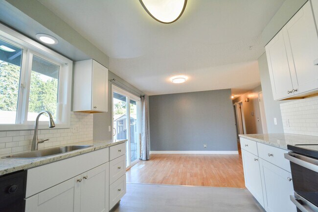 Building Photo - 2911 NE 124th Ave