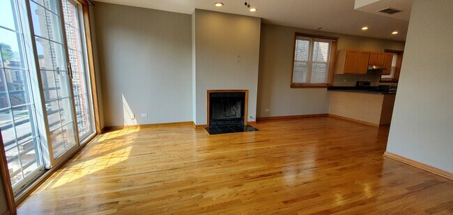 Building Photo - 2554 W Walton St