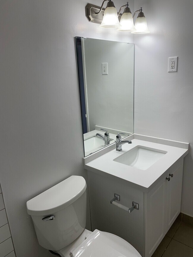 Building Photo - Riverview Court Apartments