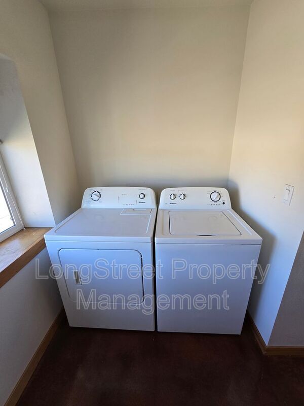 Foto del edificio - 132 SW Avery Ave