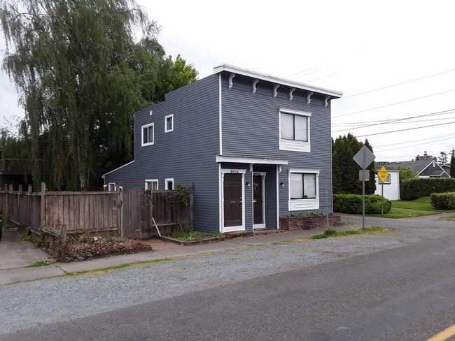 Building Photo - Cozy 2 BD, 1 BA Ground floor Duplex with L...