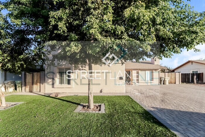 Primary Photo - Spacious 6 bedroom POOL home in Glendale!