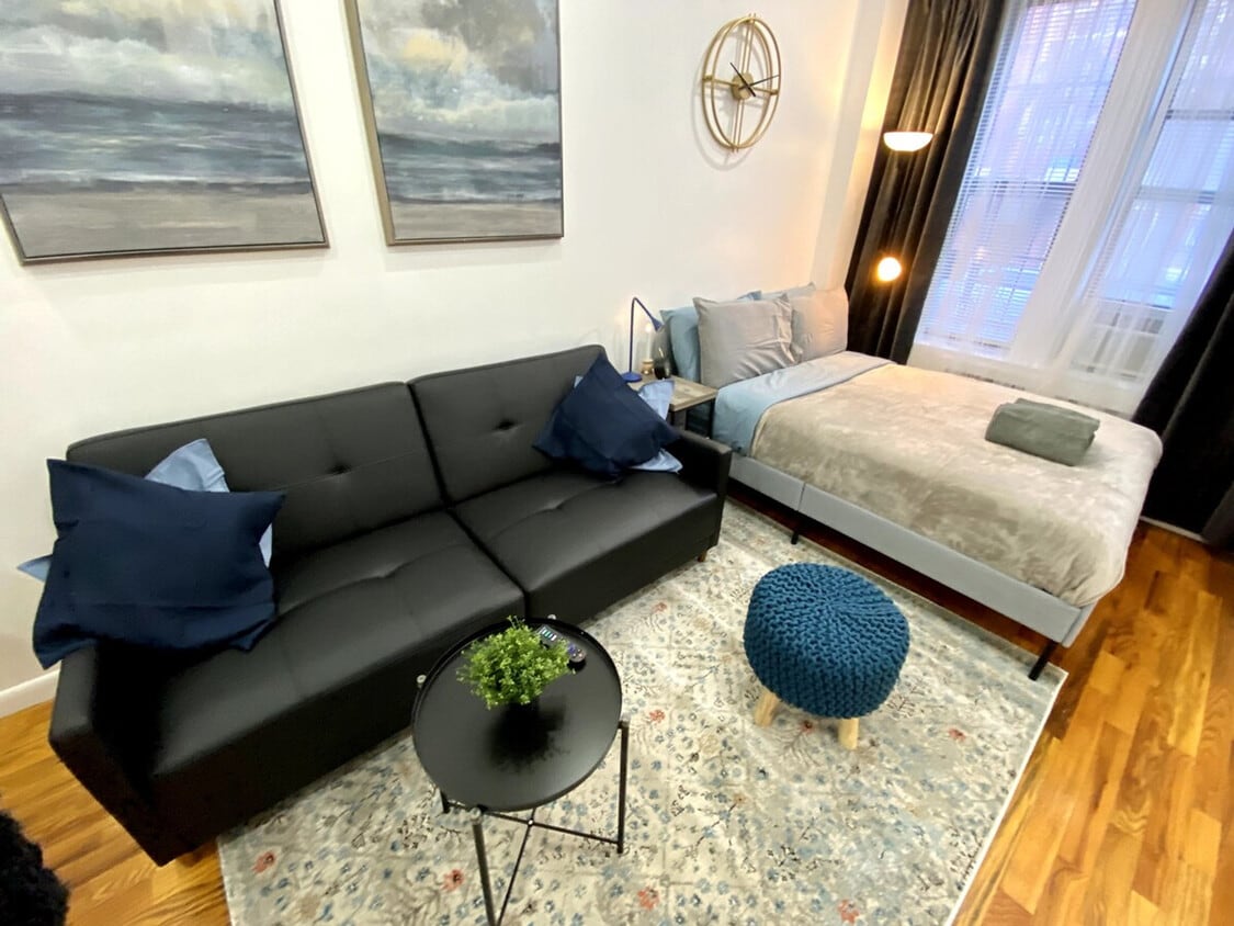 Foto principal - 310 E 103rd St