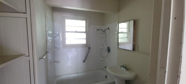 Building Photo - 2 BEDROOM 1 BATHROOM HOUSE FOR RENT