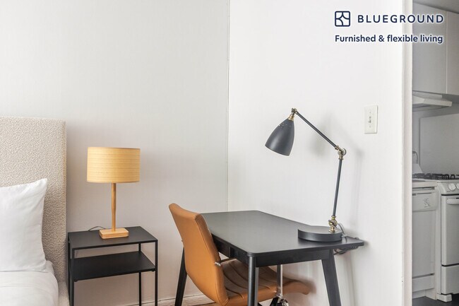 Foto del edificio - 330 E 46th St