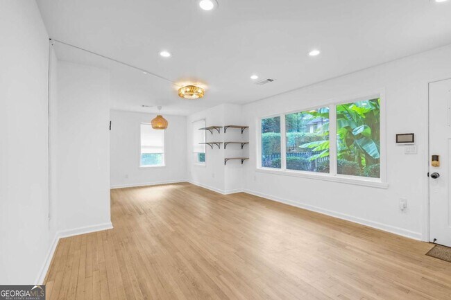 Building Photo - 844 Deckner Ave SW