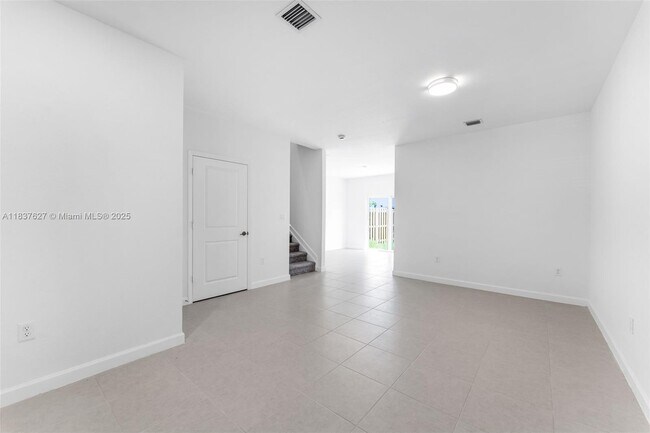 Foto del edificio - 2442 SE 28th St