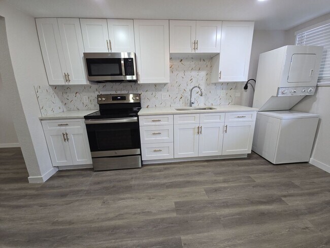 Foto del edificio - 2 Bed Garden Level Unit Available in Lakewood