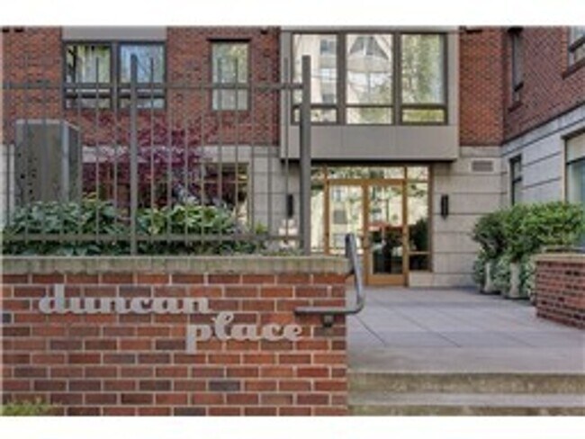 Foto del edificio - 1 bd 1 bath close to UW.  Water/Sewer/Garbage/Parking/Storage included