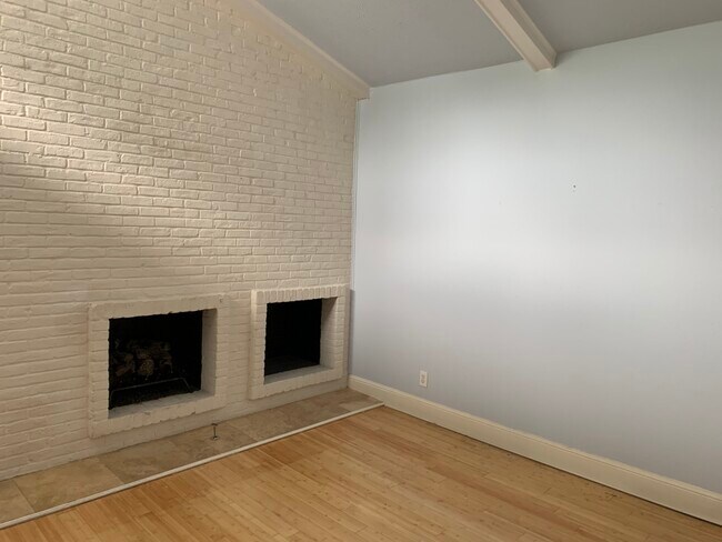 Building Photo - 5928 Sandhurst Ln