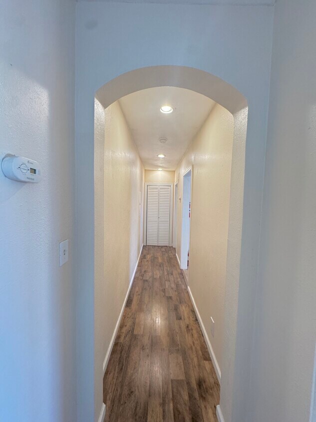 Building Photo - 611 Sheridan St