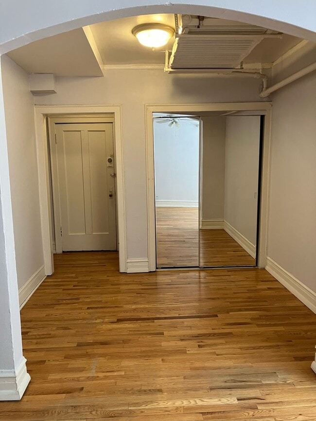 Building Photo - 4828 W Addison St